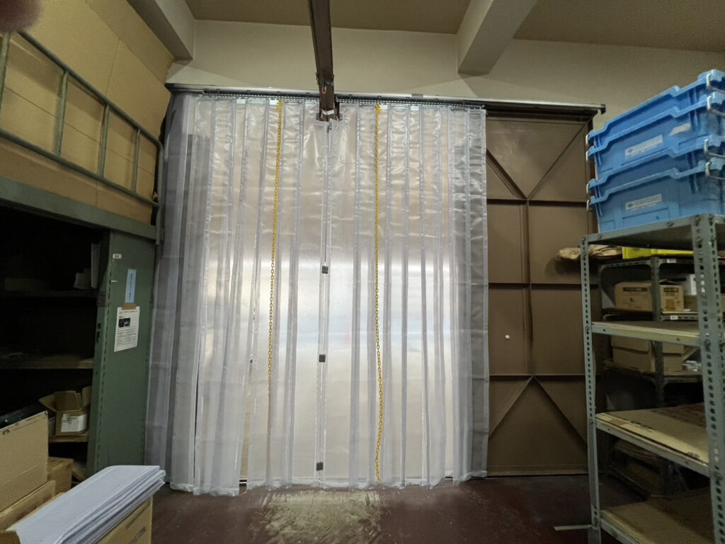 倉庫出入り口にのれん（短冊）シート