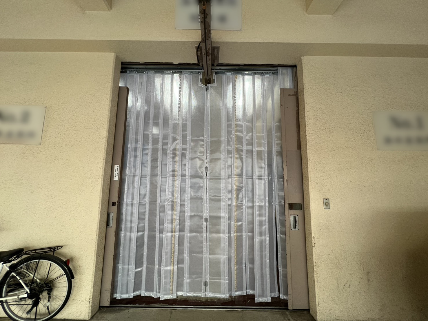 倉庫出入り口にのれん（短冊）シート