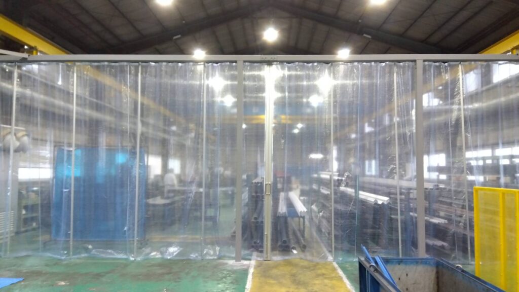 工場内の間仕切にビニールカーテン