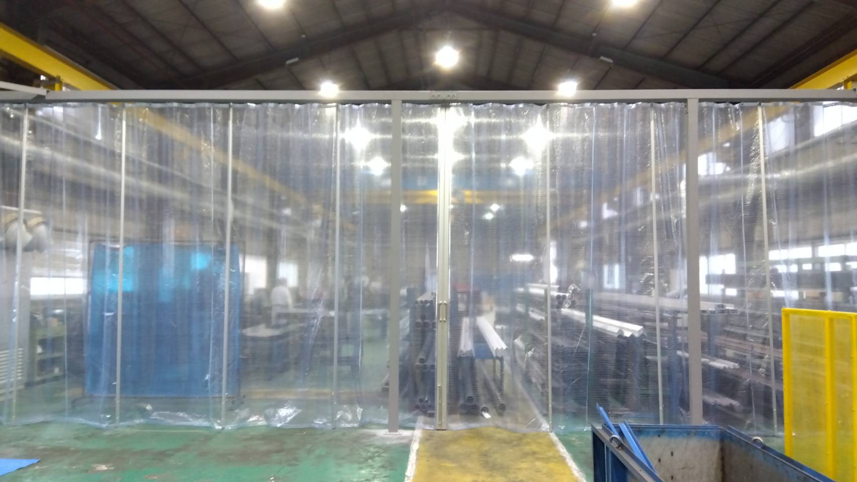 工場内の間仕切にビニールカーテン