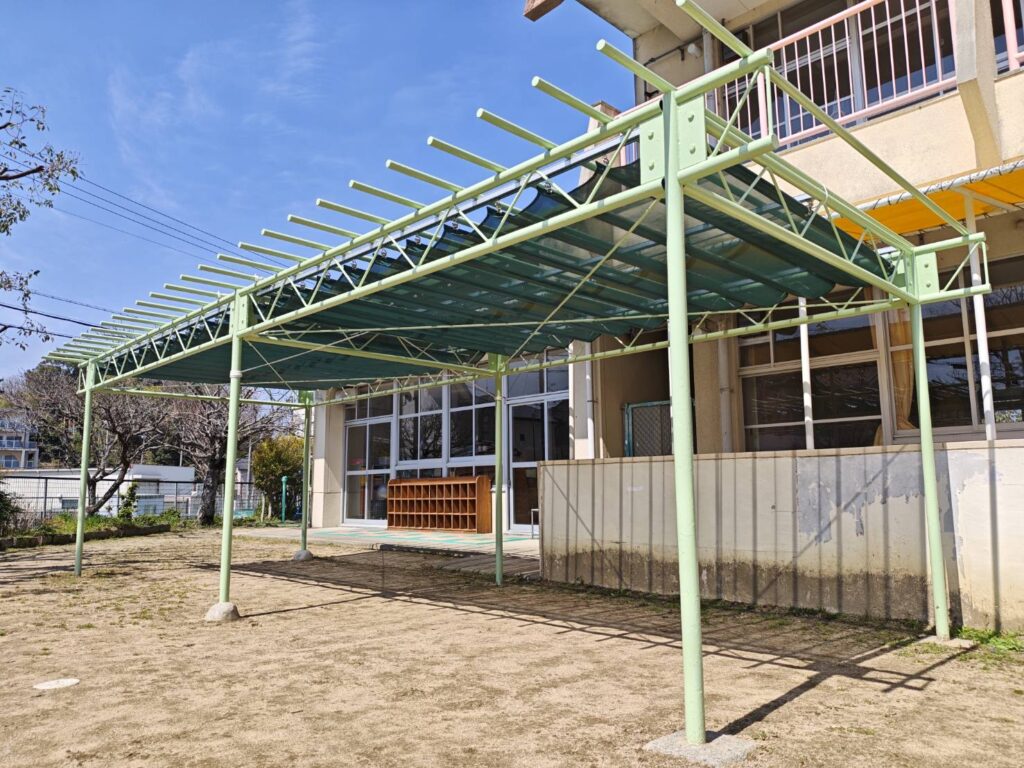 園庭のパーゴラに開閉式日除け