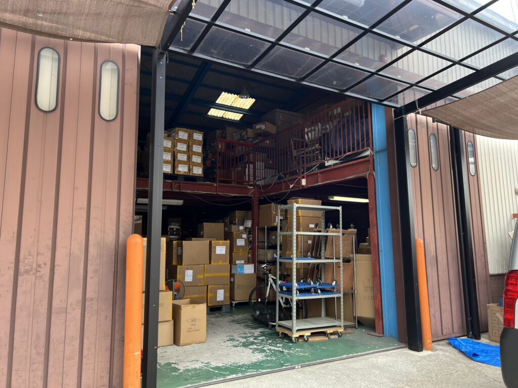 倉庫開口部にビニールカーテンで空調効率アップ