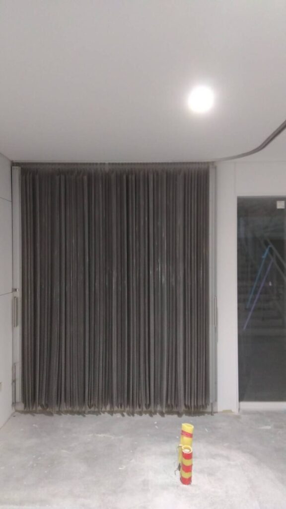 防犯対策と高い意匠の金網メッシュカーテン