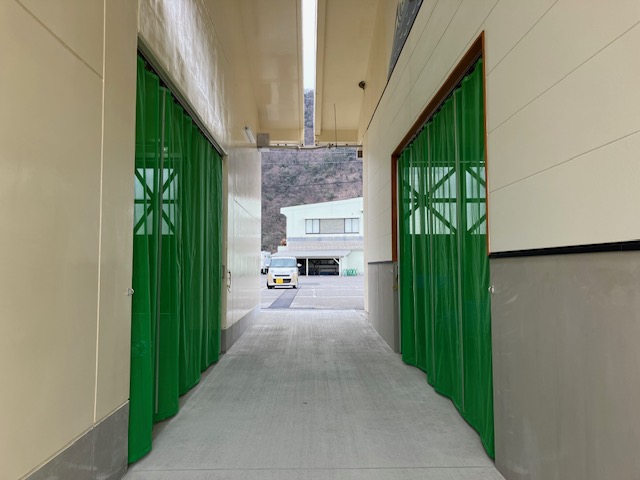 漁港の施設にメッシュカーテン